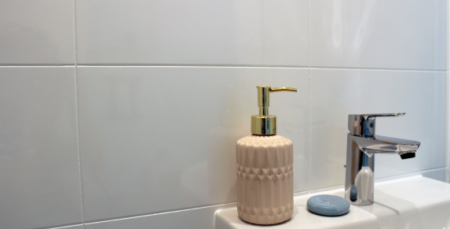 salle de bain polyester imitation carrelage